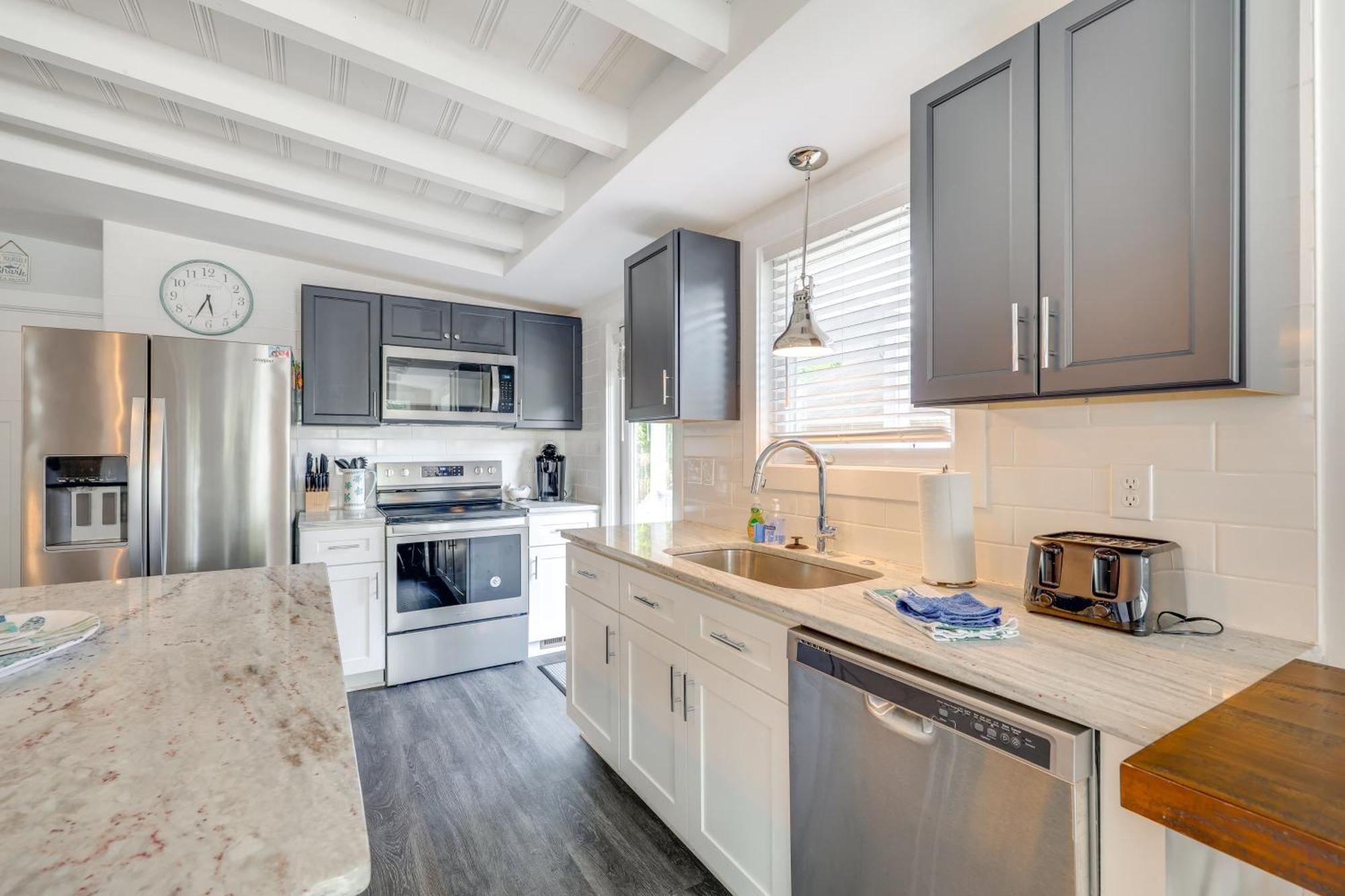 Modern Oak Island Escape 1 Mile To Long Beach! Exterior foto